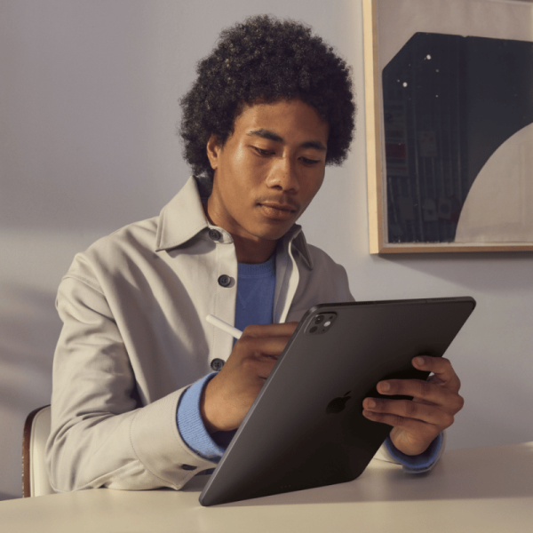 Tableta Apple iPad Pro (5th Generation) A2836 - 27.9cm (11") - Apple M4 - 8GB - 512GB Almacenamiento - Negro - M4 4.40GHz - 2420 x 1668 - Tecnología True Tone Pantalla - 12Megapíxel Cámara frontal - 10Horas Duración máxima de pilas 11IN IPADPRO WIFI 512GBSTD Glass Space Black - Image 4